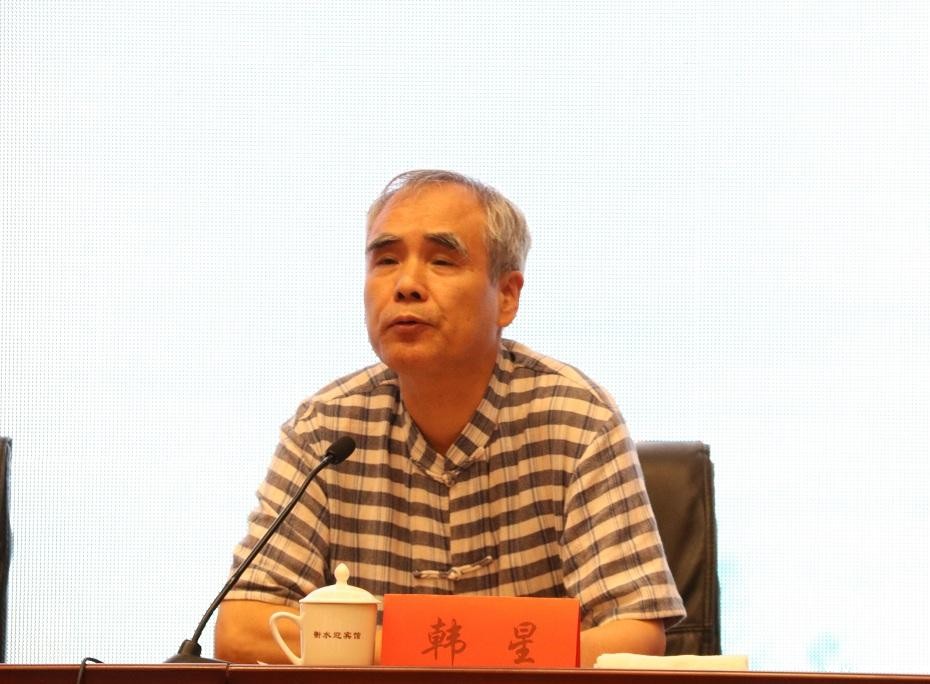 8韩星教授做学术总结.jpg 8韩星教授做学术总结.jpg