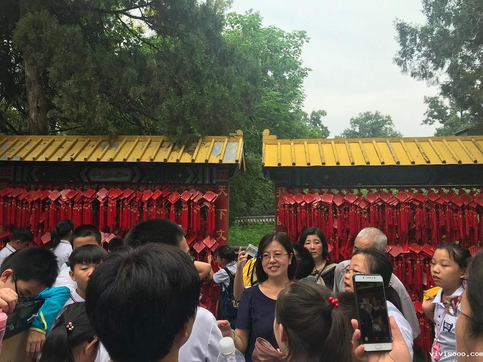 代春敏老师给学生现场教学.jpg 代春敏老师给学生现场教学.jpg